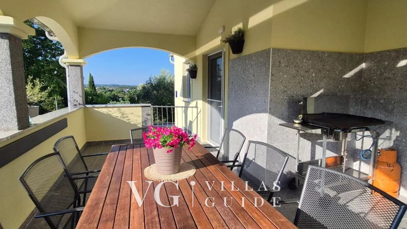 Flora Apartment with private pool Garden and property exterior