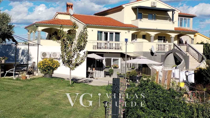 Flora Apartment with private pool