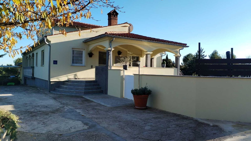 Flora Apartment with private pool