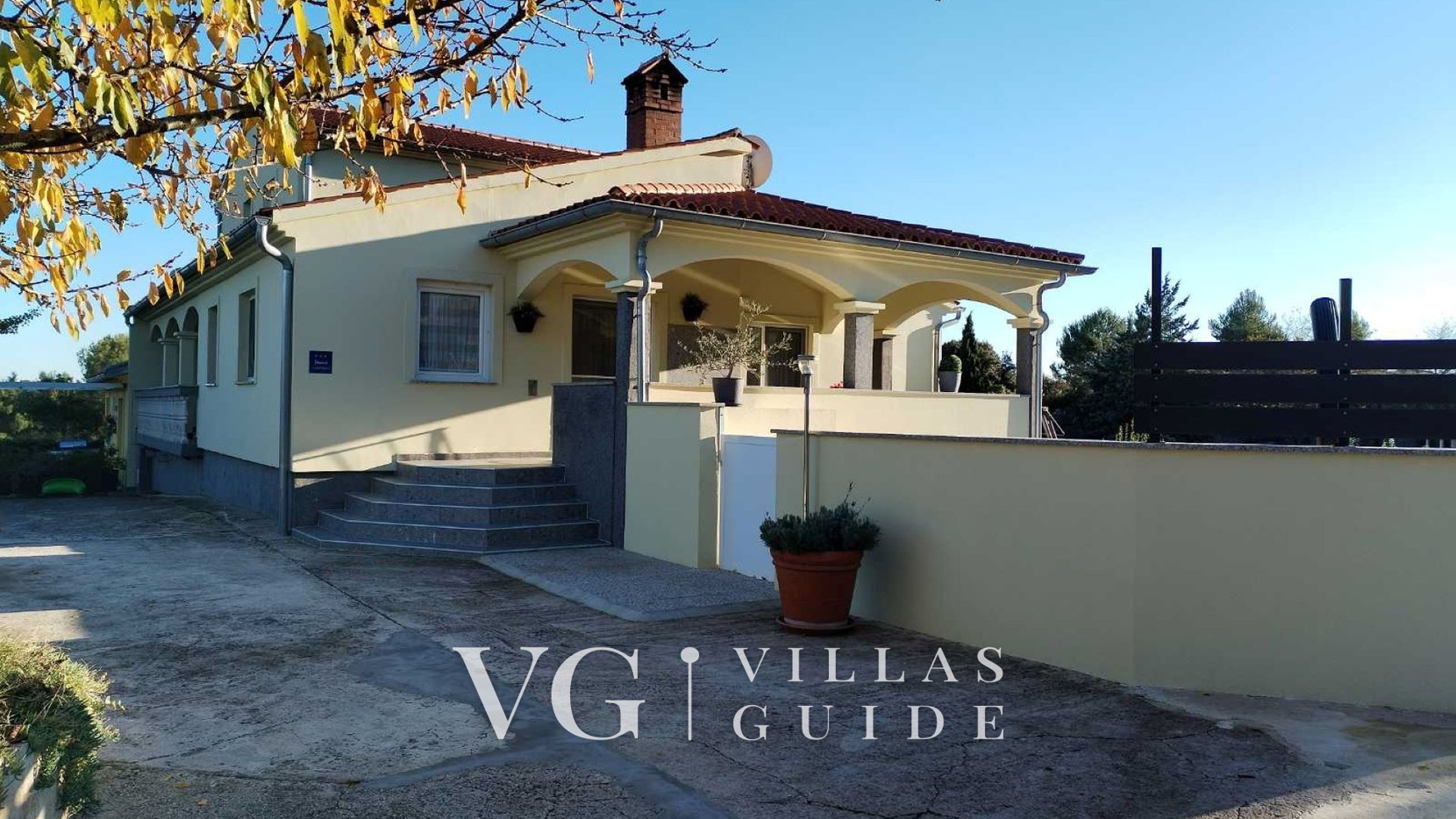 Flora Apartment with private pool Garden and property exterior