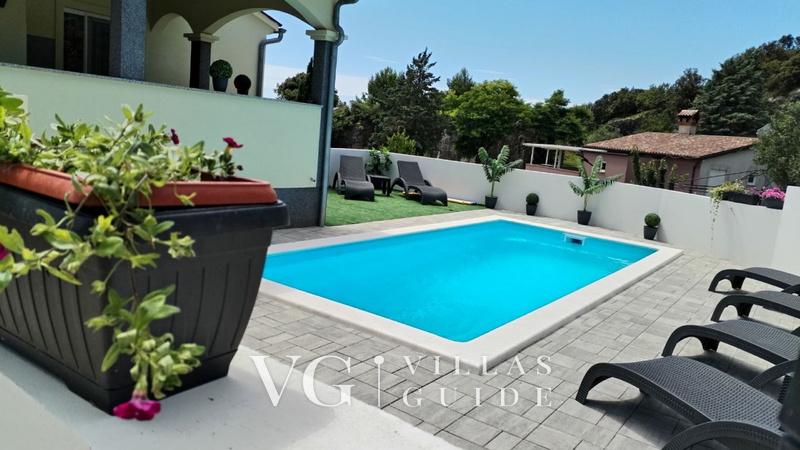 Flora Apartment with private pool Bazen