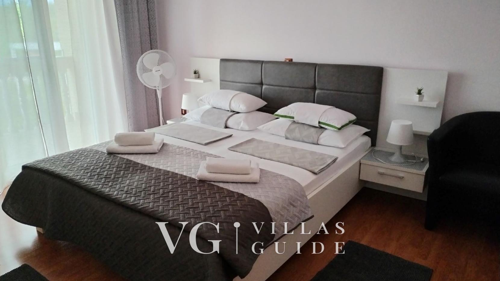 Flora Apartment with private pool Spavaća soba