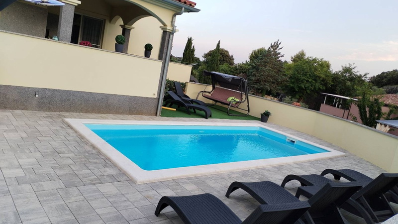 Flora Apartment with private pool