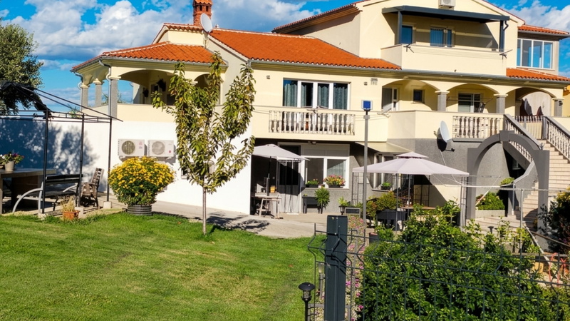 Flora Apartment with private pool