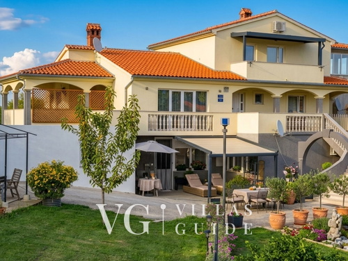 Flora Apartment with private pool