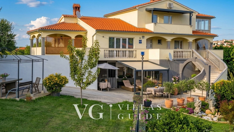 Flora Apartment with private pool Garden and property exterior