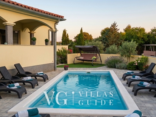 Flora Apartment with private pool