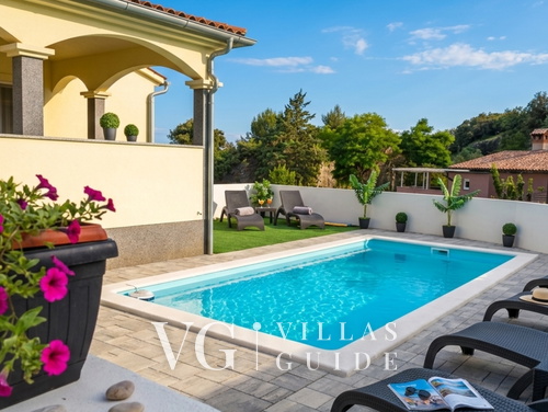 Flora Apartment with private pool