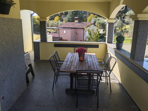 Flora Apartment with pool