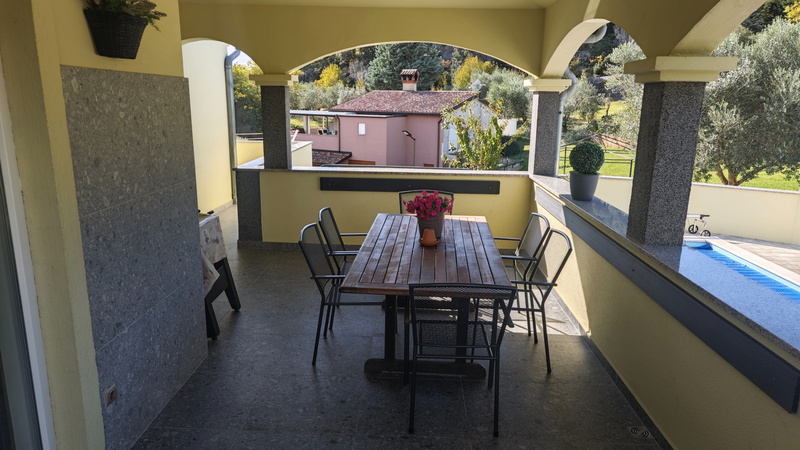 Flora Apartment with pool