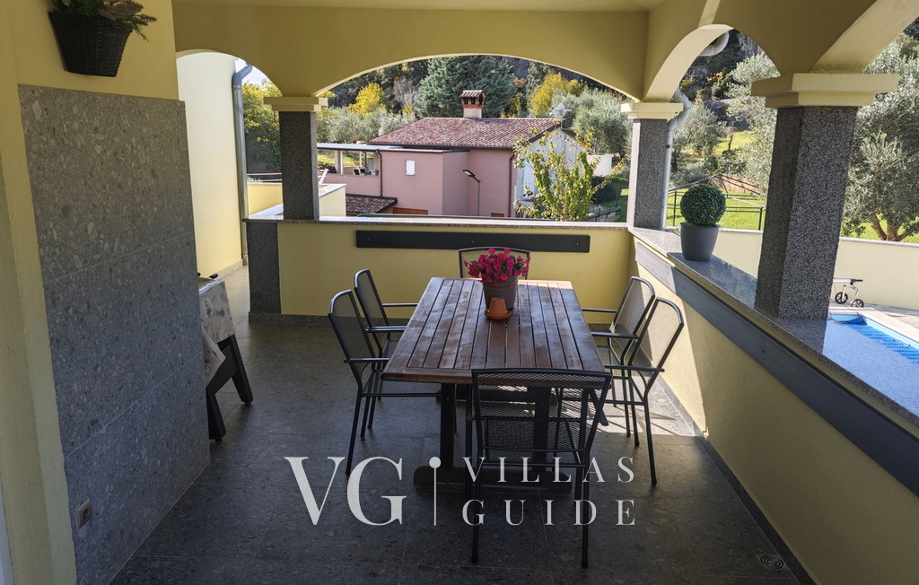 Flora Apartment with pool