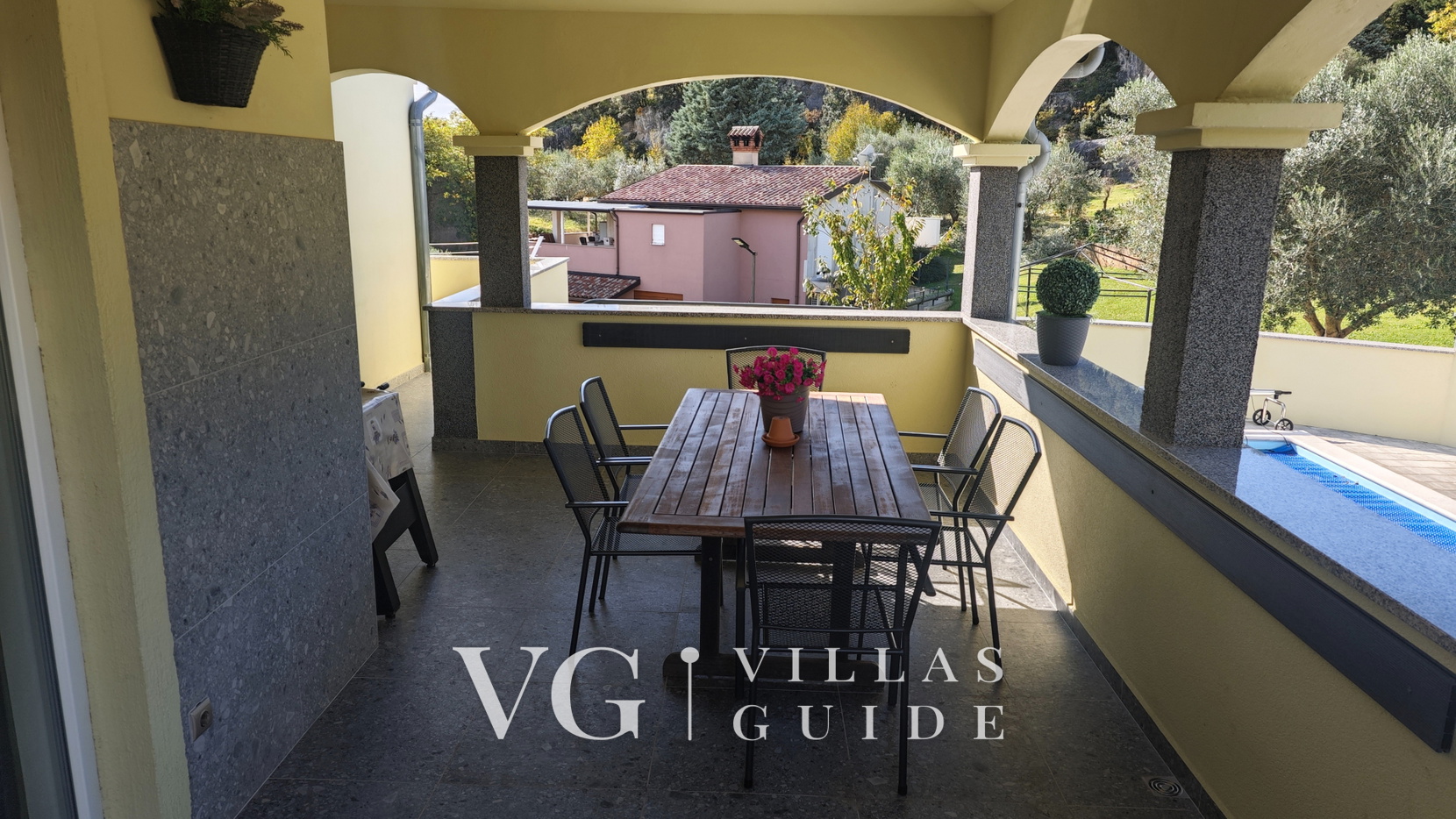 Flora Apartment with pool