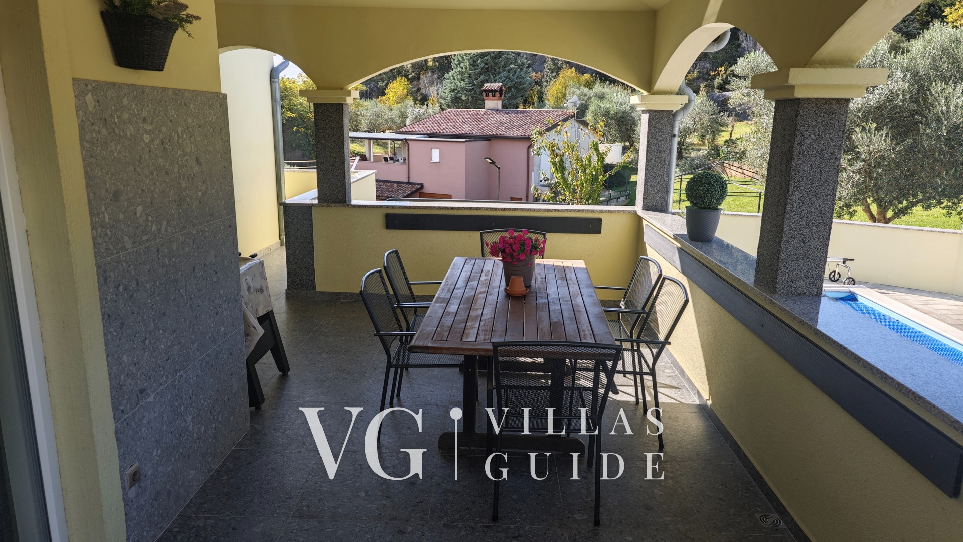 Flora Apartment with pool