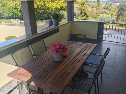 Flora Apartment with pool