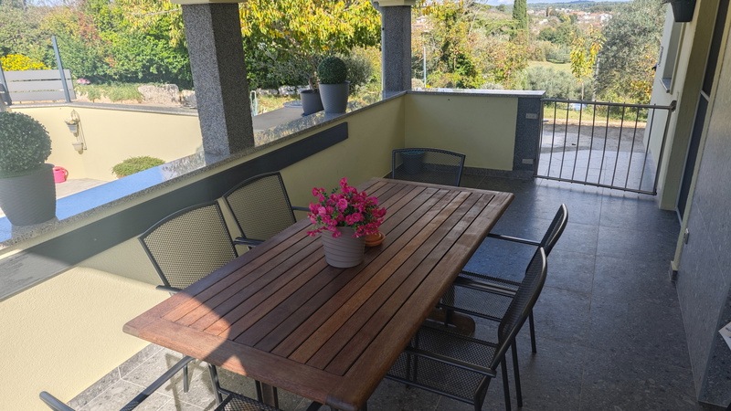 Flora Apartment with pool