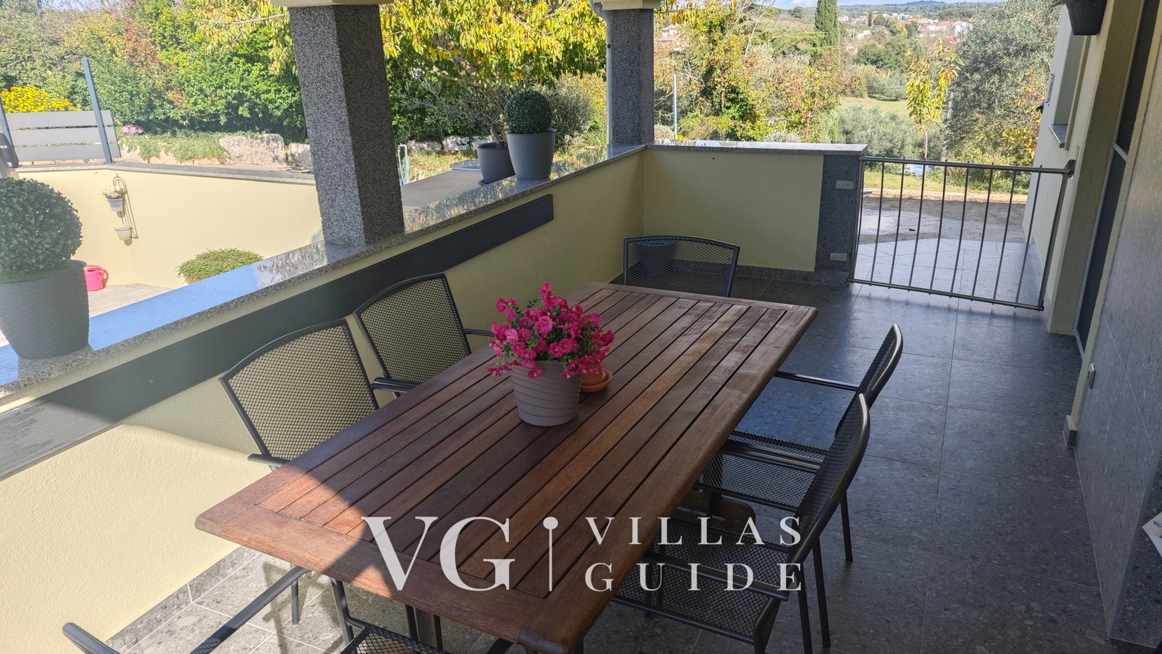 Flora Apartment with private pool Dvorište i vanjski dio objekta