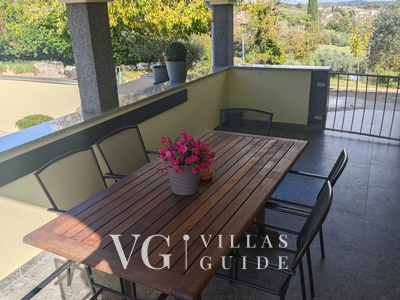 Flora Apartment with pool