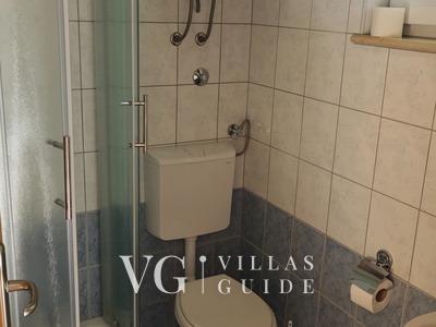 Flora Apartment with pool