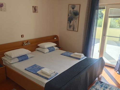 Flora Apartment with pool