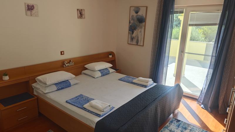 Flora Apartment with pool