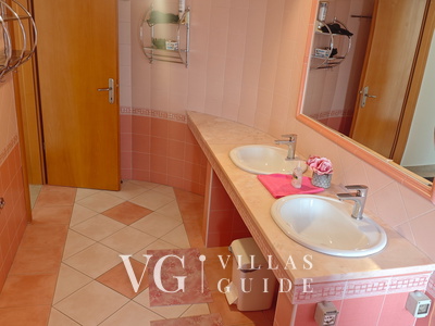 Flora Apartment with pool Kupaonica