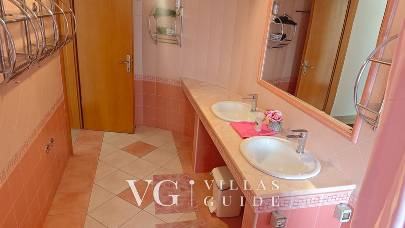 Flora Apartment with pool Kupaonica