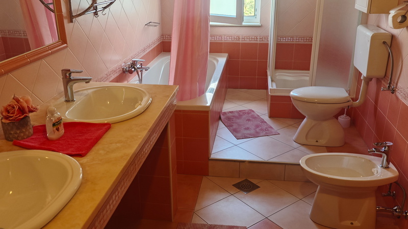 Flora Apartment with pool