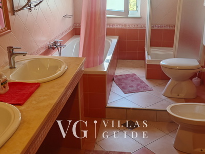 Flora Apartment with pool Kupaonica