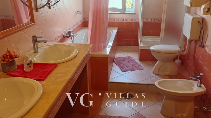 Flora Apartment with pool Kupaonica