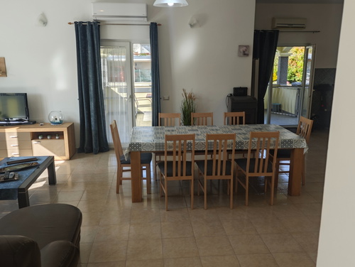 Flora Apartment with pool