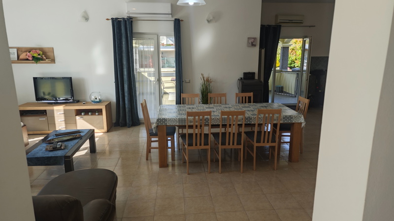 Flora Apartment with pool