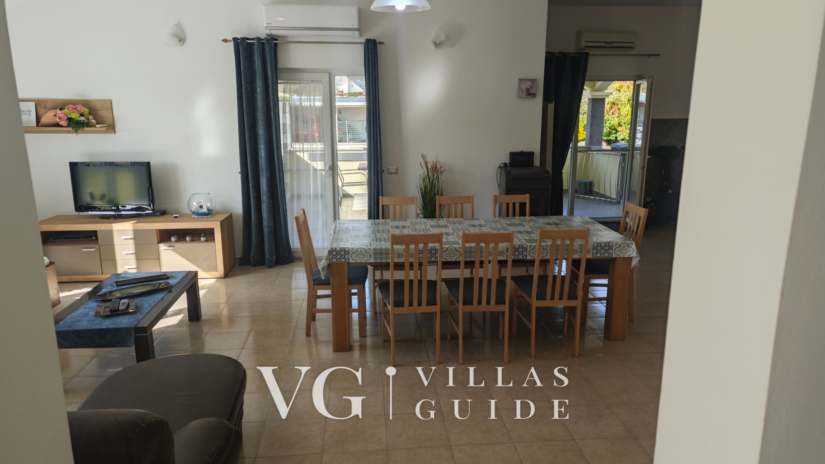 Flora Apartment with private pool Living room