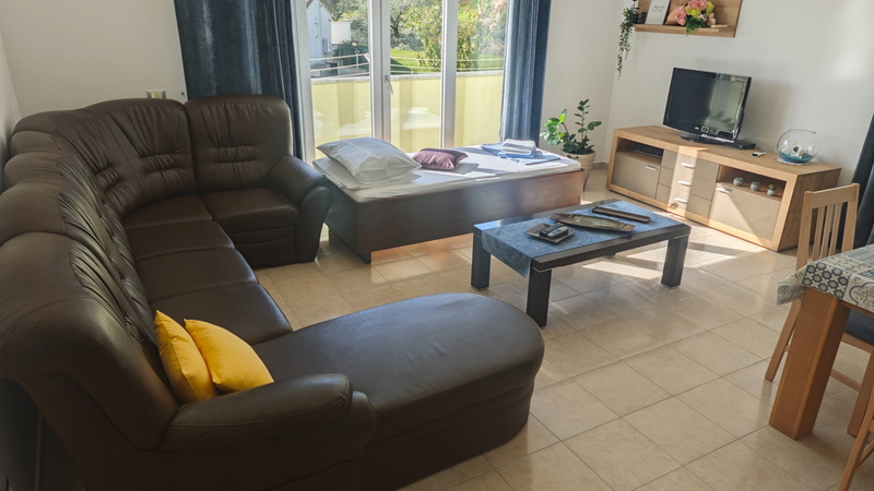 Flora Apartment with pool