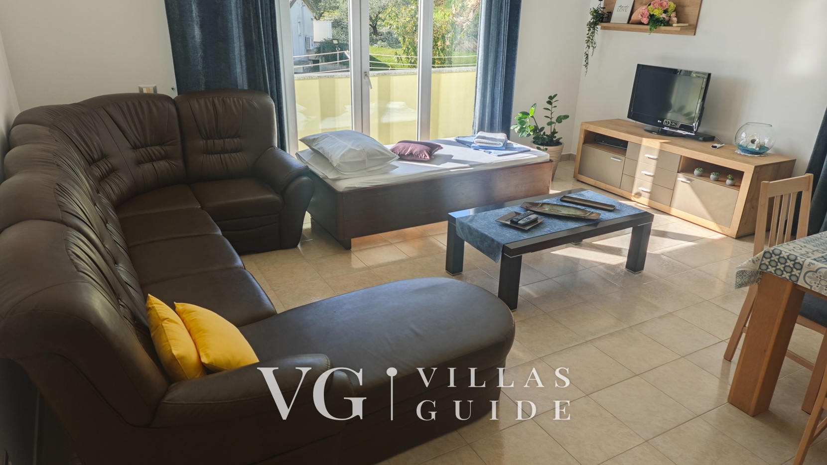 Flora Apartment with private pool Living room