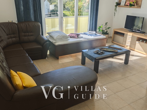 Flora Apartment with pool