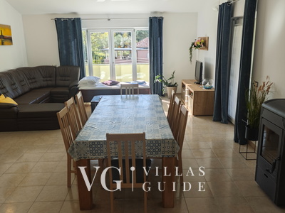 Flora Apartment with pool