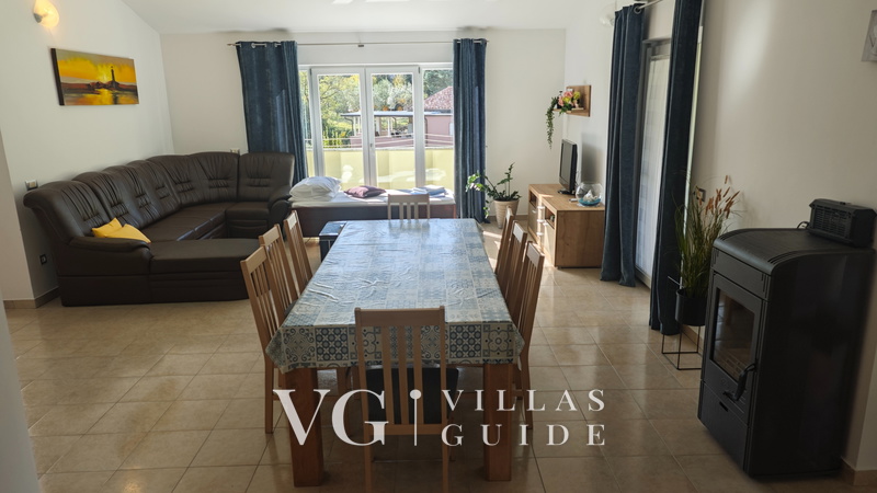 Flora Apartment with pool