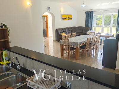 Flora Apartment with pool Kuhinja