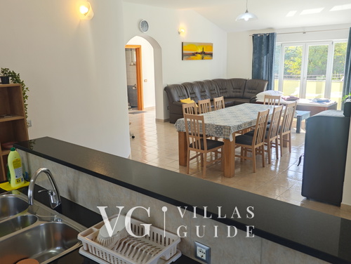 Flora Apartment with pool