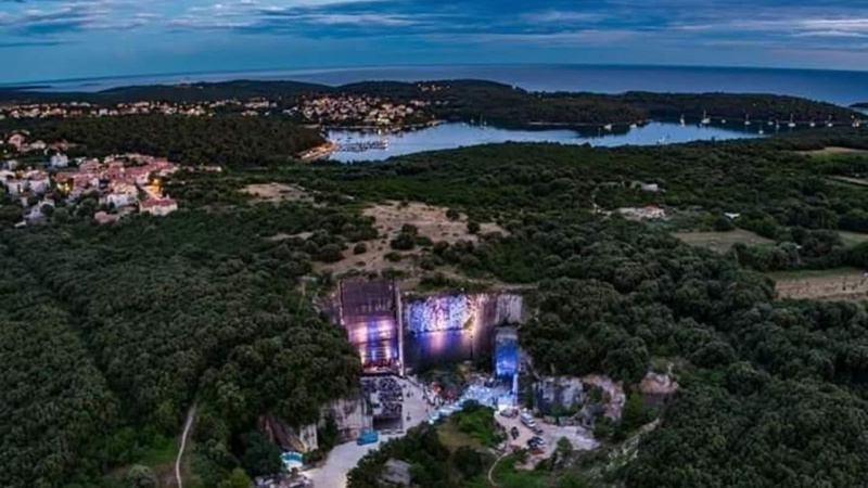 Flora Apartment with private pool