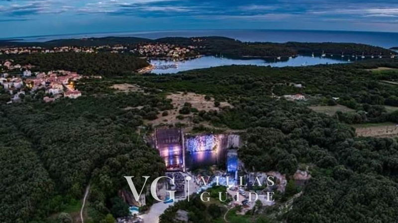 Flora Apartment with private pool