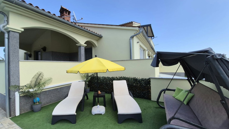 Flora Apartment with private pool
