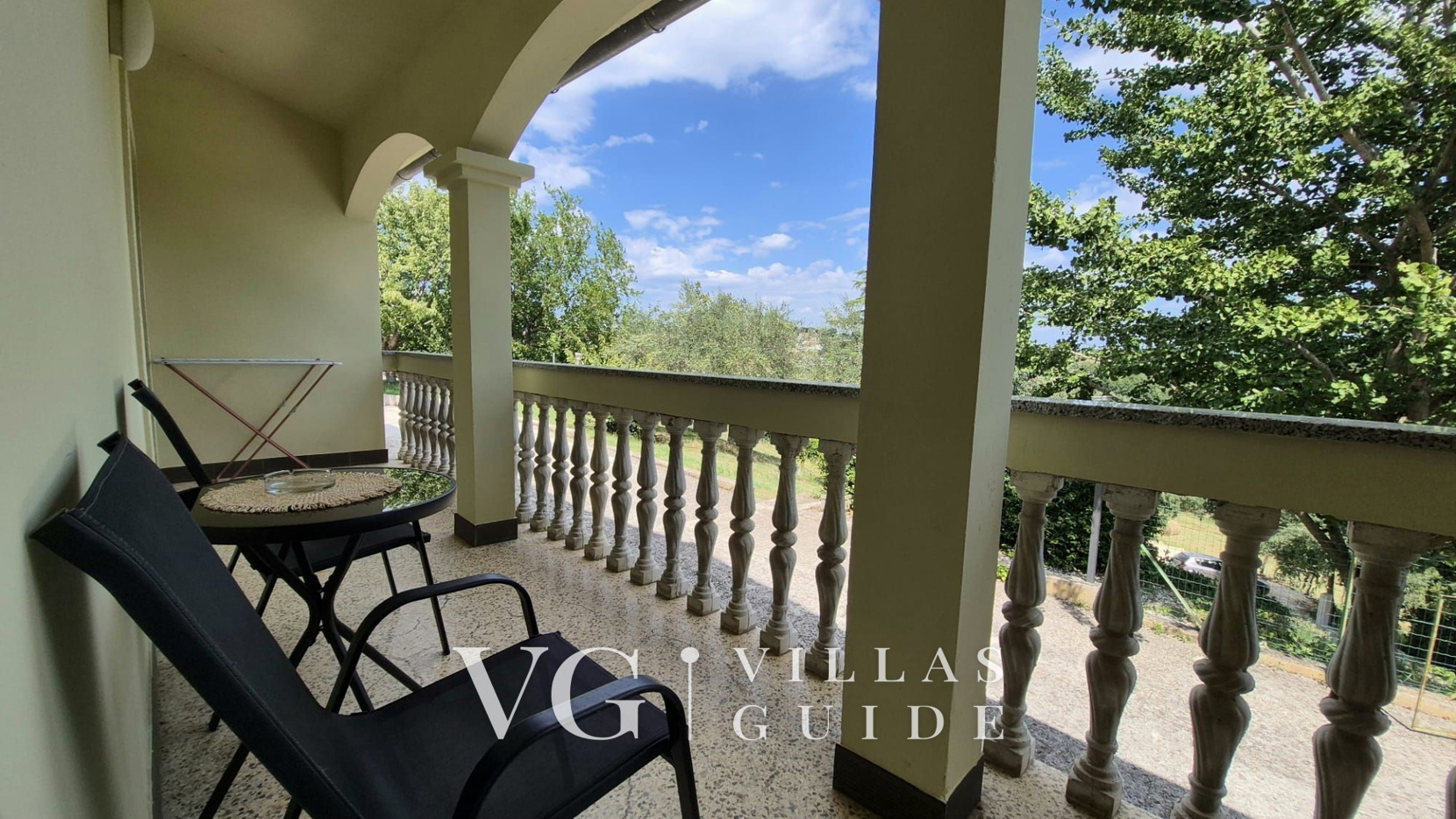 Flora Apartment with private pool Garden and property exterior