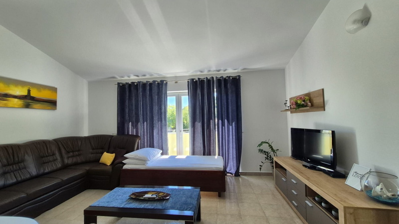 Flora Apartment with private pool