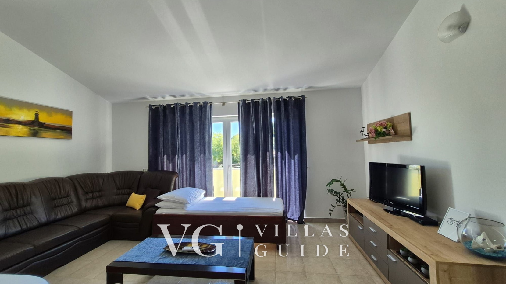 Flora Apartment with private pool