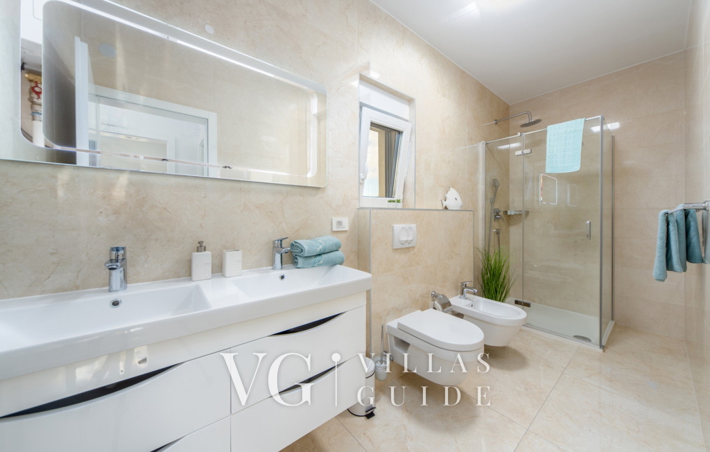 Villa Shaula 1 Bathroom