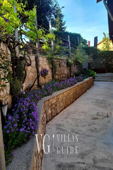 Holiday Home Secret Garden Garden and property exterior