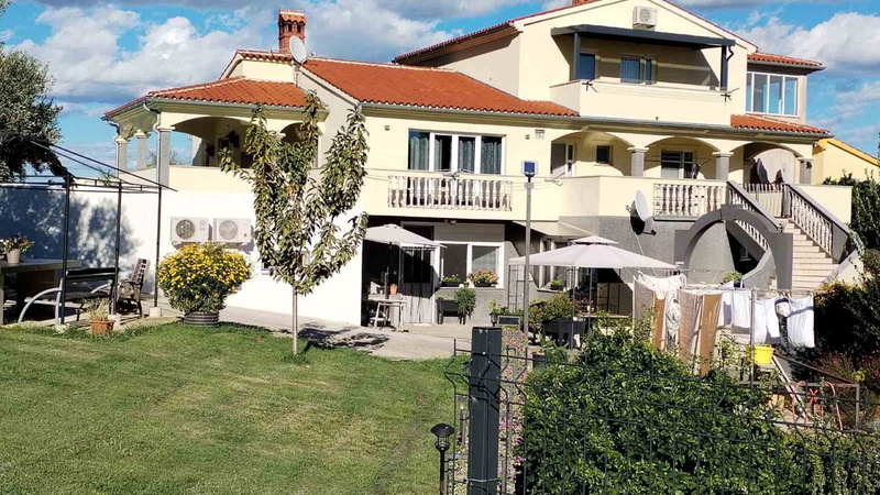 Studio apartment Flora