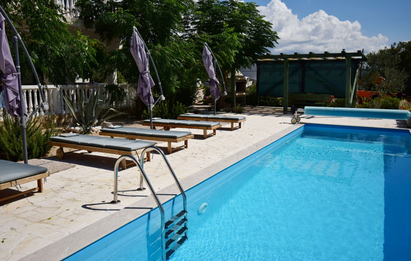 Apartman with pool - Saša