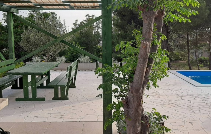 Apartman with pool - Saša